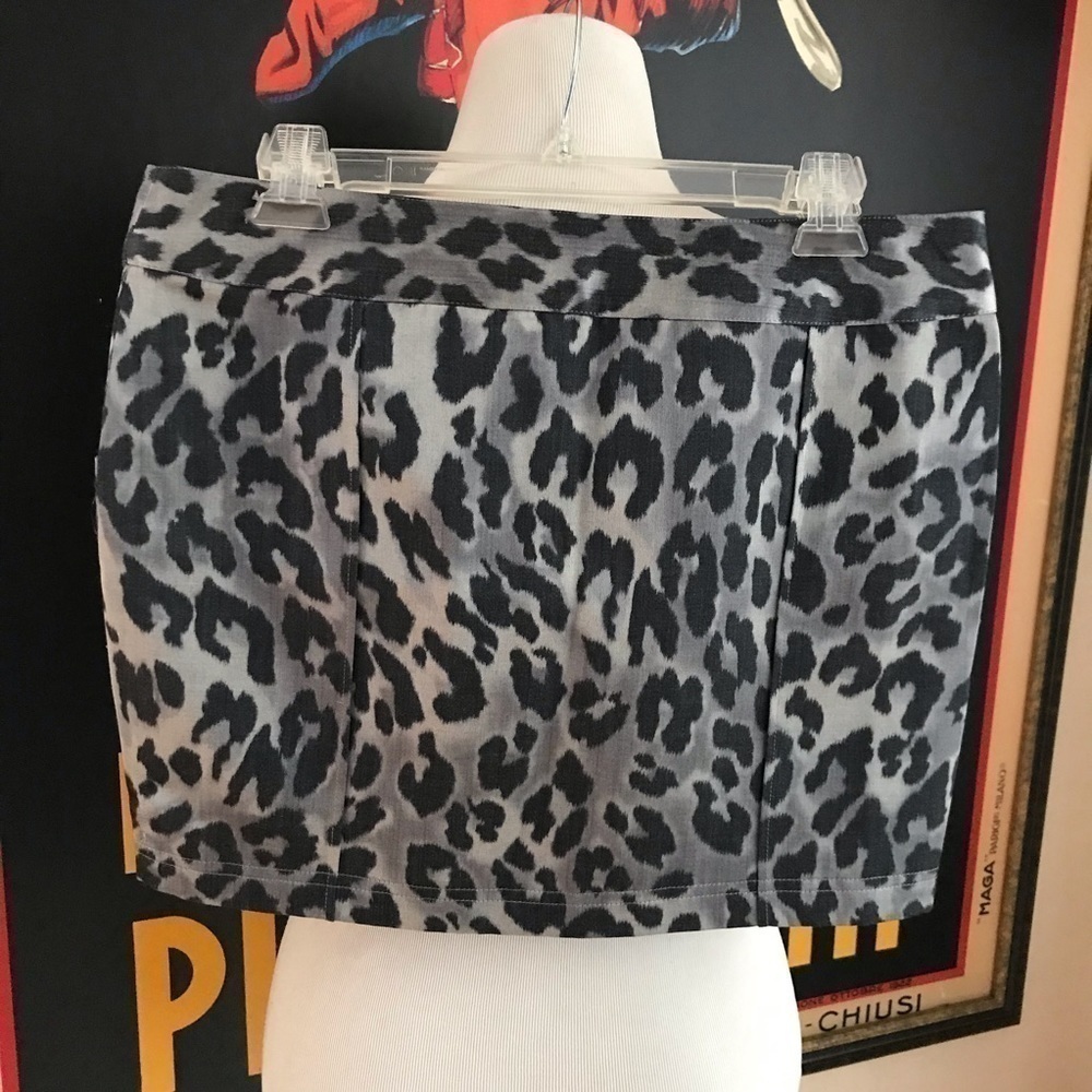 Seventy Two Changes Metallic Silver Leopard Print… - image 2